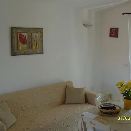 Casa Del Faro Piano Terra Con Giardino Hébergement de vacances Olbia